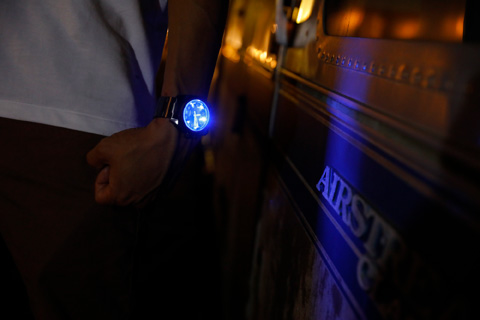 FALCONにはブルーのLEDライトも搭載されています